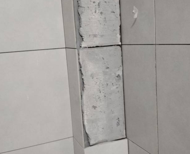 兴仁瓷砖空鼓维修公司分享下瓷砖施工前基层浇水润湿程度不足，可能导致以下问题