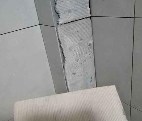 兴仁瓷砖空鼓维修公司分享下厨房瓷砖脱落的补救措施。
